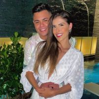 Felipe Araújo comemora 1º aniversário de namoro com Estella Defant: 'Feliz com você'