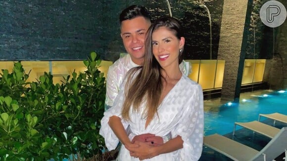Felipe Araújo comemorou um ano de namoro com a modelo Estella Defant