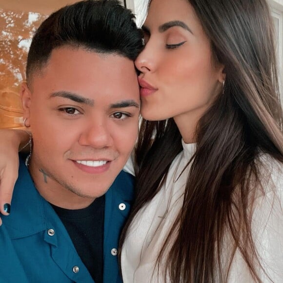 Felipe Araújo deu detalhes de seu namoro com a modelo Estella Defant