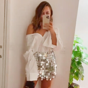 Rafa Kalimann faz selfie no espelho e exibe look de grife