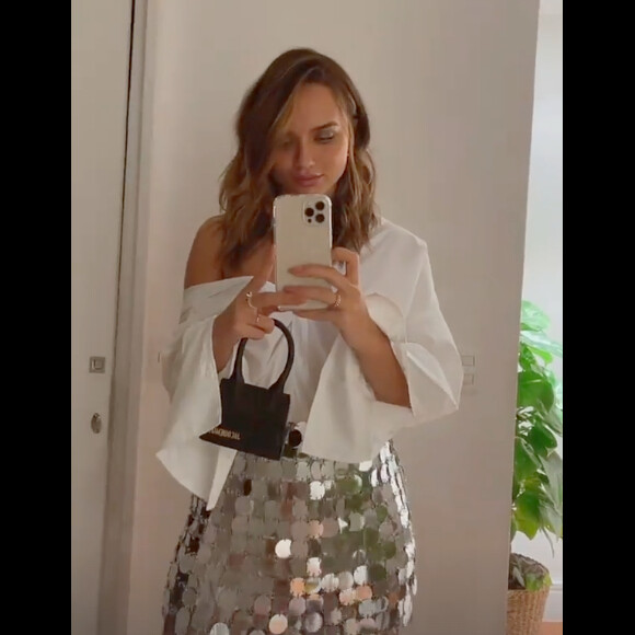 Rafa Kalimann compõe look com minibag da grife Jacquemus