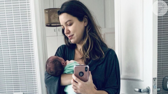 Nathalia Dill posa com filha recém-nascida no colo e encanta famosos
