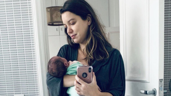 Nathalia Dill posa com filha recém-nascida no colo e encanta famosos: 'Pacotinho de amor'