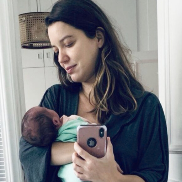 Nathalia Dill posa com filha recém-nascida no colo e encanta famosos