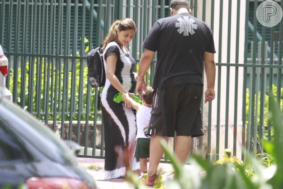 Juliana Paes buscar o filho no colégio, na Barra da Tijuca, zona oeste do Rio