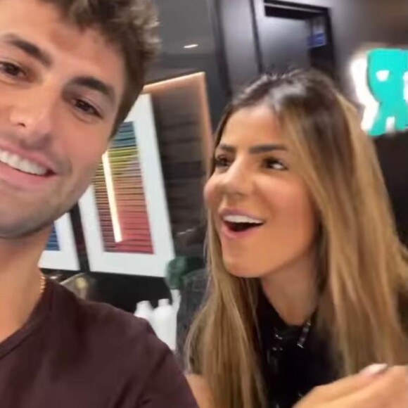 Rezende dá carona para Hariany Almeida