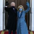  Joe Biden se torna o 46º presidente dos EUA! 1ª dama Jill Biden usa look Markarian e uma bolsa da Tyler Ellis 
  
  