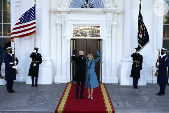 Joe Biden se torna o 46º presidente dos EUA! 1ª dama Jill Biden usa look Markarian e uma bolsa da Tyler Ellis