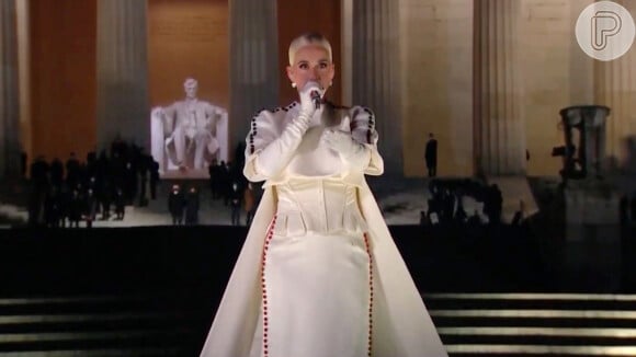 Katy Perry usa vestido branco com capa personalizado da Thom Browne na posse de Joe Biden como presidente dos EUA!