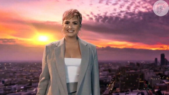 Demi Lovato investe em conjuntinho de terno da Stella McCartney na posse de Joe Biden como presidente dos EUA!