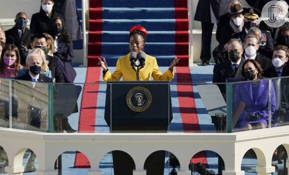 Poeta Amanda Gorman aposta em casaco da Prada e brincos Nikos Koulis na posse de Joe Biden como presidente dos EUA!