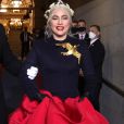  Lady Gaga aposta em saia volumosa da Schiaparelli Haute Couture e penteado cottagecore 
  