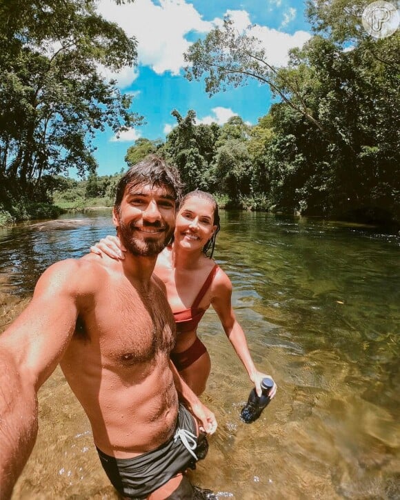 Deborah Secco viajou com o marido, Hugo Moura