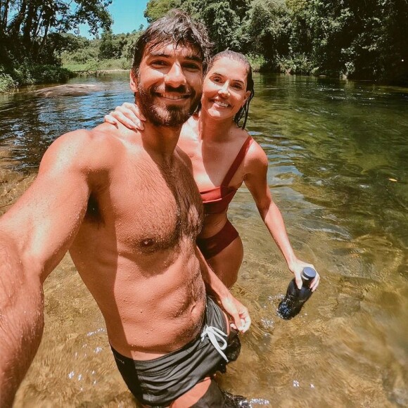 Deborah Secco viajou com o marido, Hugo Moura