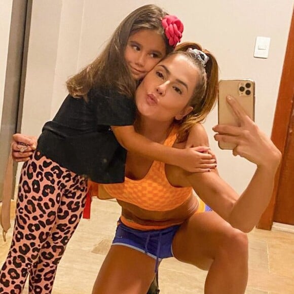 Deborah Secco contracenou com a filha, Maria Flor, em 'Salve-se Quem Puder'