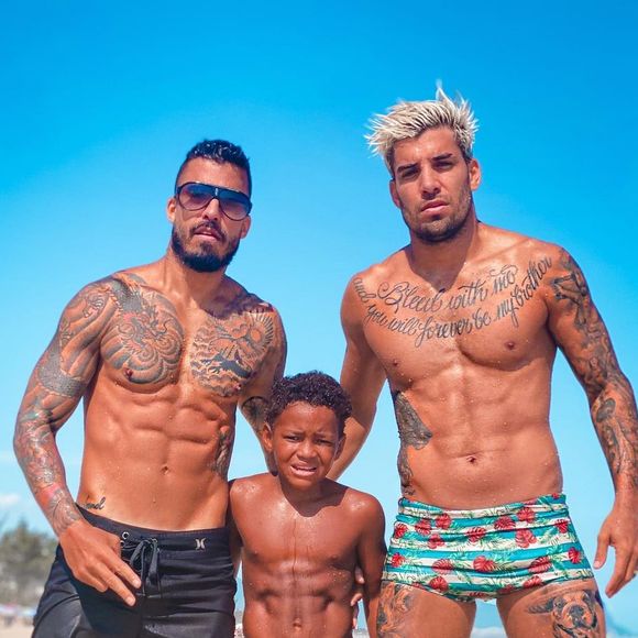 Carol Nakamura explicou barriga sarada do filho Wallace em foto