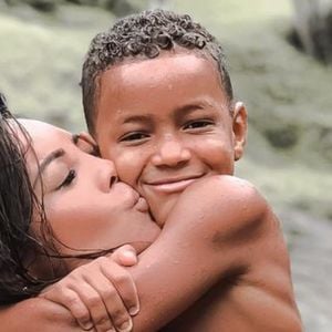 Carol Nakamura falou sobre a barriga definida do filho Wallace em foto