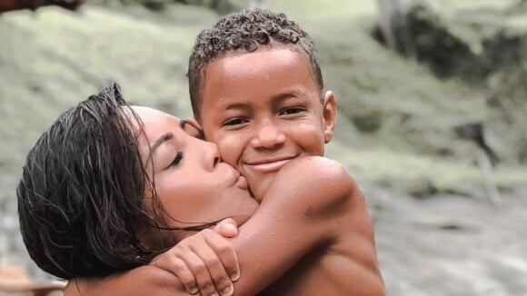 Filho de Carol Nakamura exibe barriga definida em foto e atriz explica: 'Não é Photoshop'