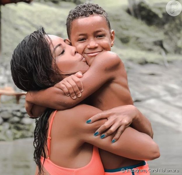 Carol Nakamura falou sobre a barriga definida do filho Wallace em foto