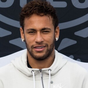 Neymar recebe elogio de ex-namorada de Biel