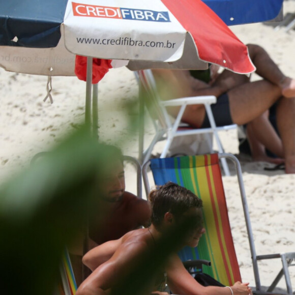 Fabio Assunção curte praia com a mulher, Ana Verena, grávida, e os filhos Ella e João
