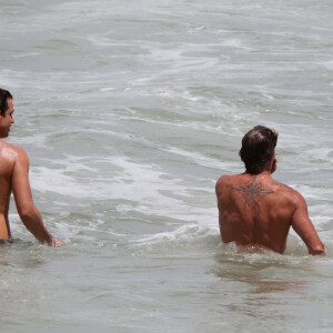 Fabio Assunção curte banho de mar com o filho, João, e um amigo