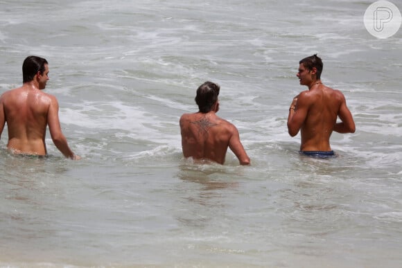 Fabio Assunção curte banho de mar com o filho, João, e um amigo
