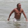 Fabio Assunção exibe corpo forte em praia