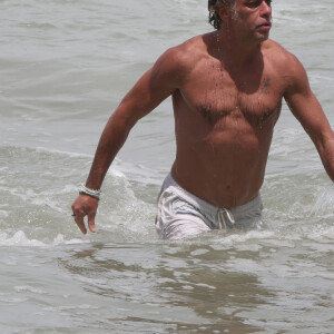Fabio Assunção exibe corpo forte em praia