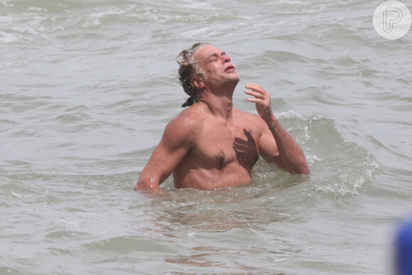 Fabio Assunção curte praia no Rio