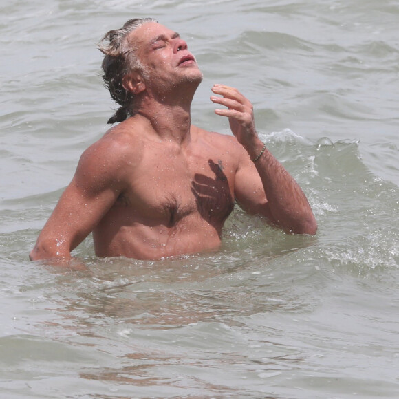 Fabio Assunção curte praia no Rio