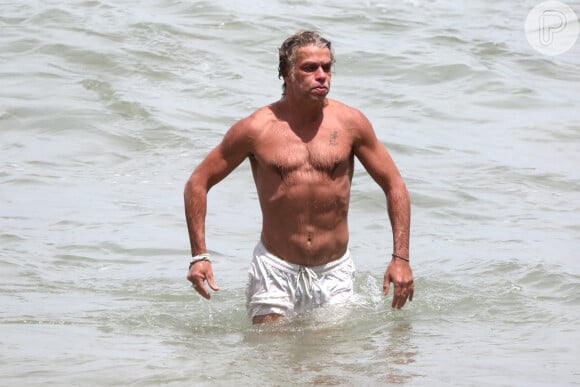 Fabio Assunção exibe corpo em forma ao sair de mar na Prainha