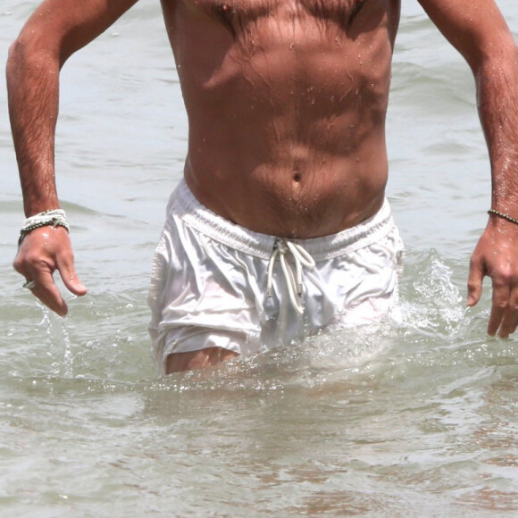 Fabio Assunção exibe corpo em forma ao sair de mar na Prainha