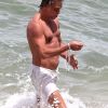 Fabio Assunção exibe corpo musculoso em praia