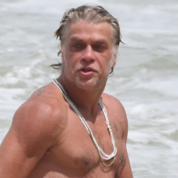 Fabio Assunção exibe corpo musculoso em praia com a mulher grávida e os filhos, em 24 de janeiro de 2020