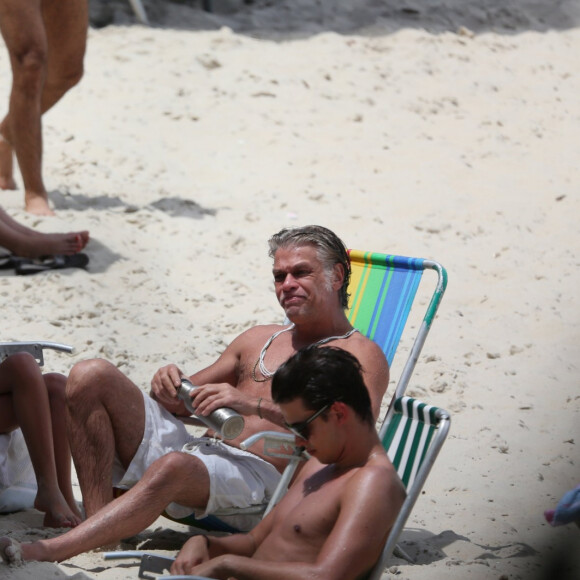 Fabio Assunção curte praia com a mulher, Ana Verena, grávida, e os filhos Ella e João