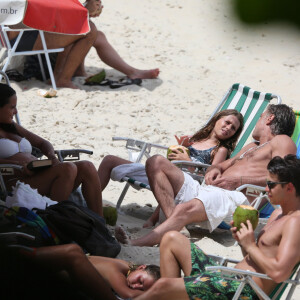 Fabio Assunção conversa com a filha, Ella, em praia