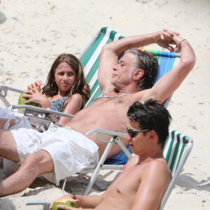 Fabio Assunção conversa com os filhos Ella e João