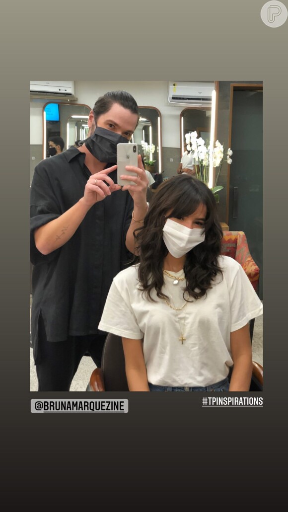 Bruna Marquezine posa com cabelereiro responsável por seu visual, Tiago Parente