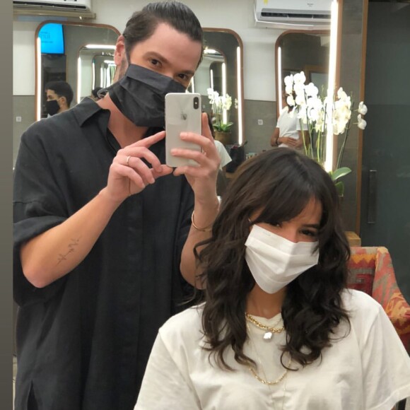 Bruna Marquezine posa com cabelereiro responsável por seu visual, Tiago Parente