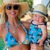 Ana Paula Siebert combinou seu look moda praia com a filha, Vicky