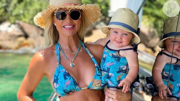 Ana Paula Siebert combinou seu look moda praia com a filha, Vicky