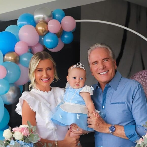 Ana Paula Siebert e Roberto Justus fizeram uma festa de princesa para comemorar os 8 meses da filha