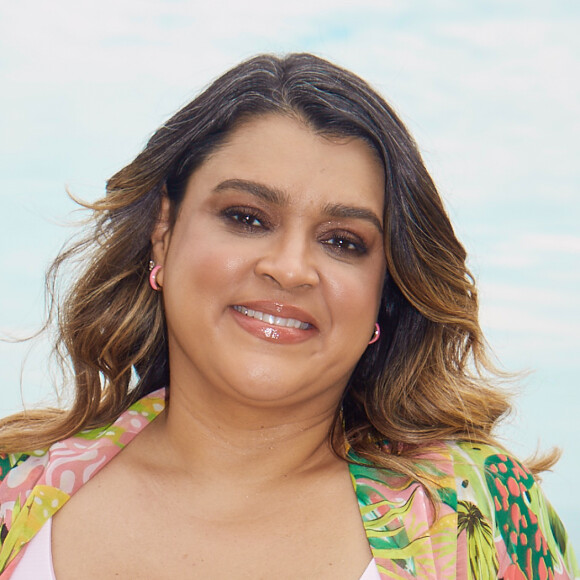 Preta Gil valoriza corpo em moda praia estiloso
