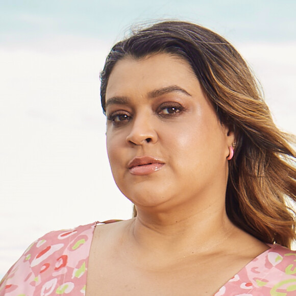 Preta Gil elege saída de praia esvoaçante