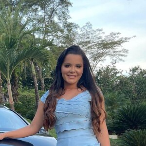 Maraisa aposta em vestido curto para foto