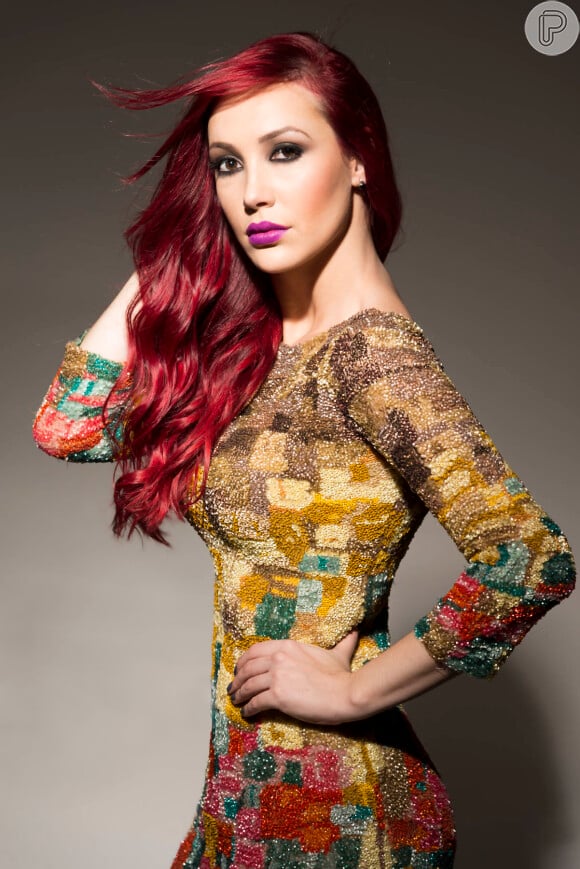 Josie Pessoa pintou os cabelos de vermelho vibrante para novela 'Império', na TV Globo. A atriz pintava os fios a cada quinze dias
