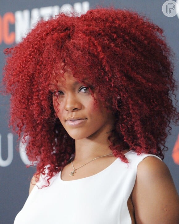 Rihanna exibe cabelo ruivo com cachos cheios e volumosos