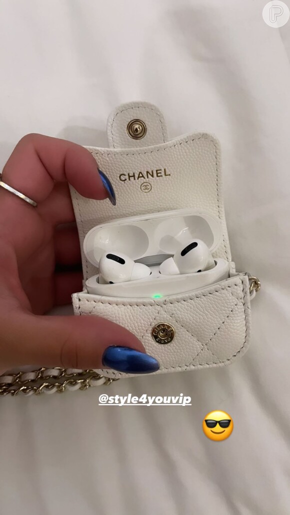 Minibolsa de fones de ouvido de Flavia Pavanelli é da Chanel