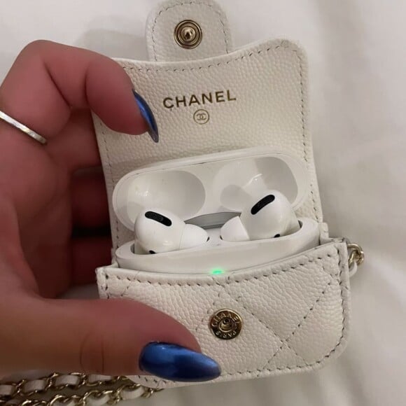 Minibolsa de fones de ouvido de Flavia Pavanelli é da Chanel